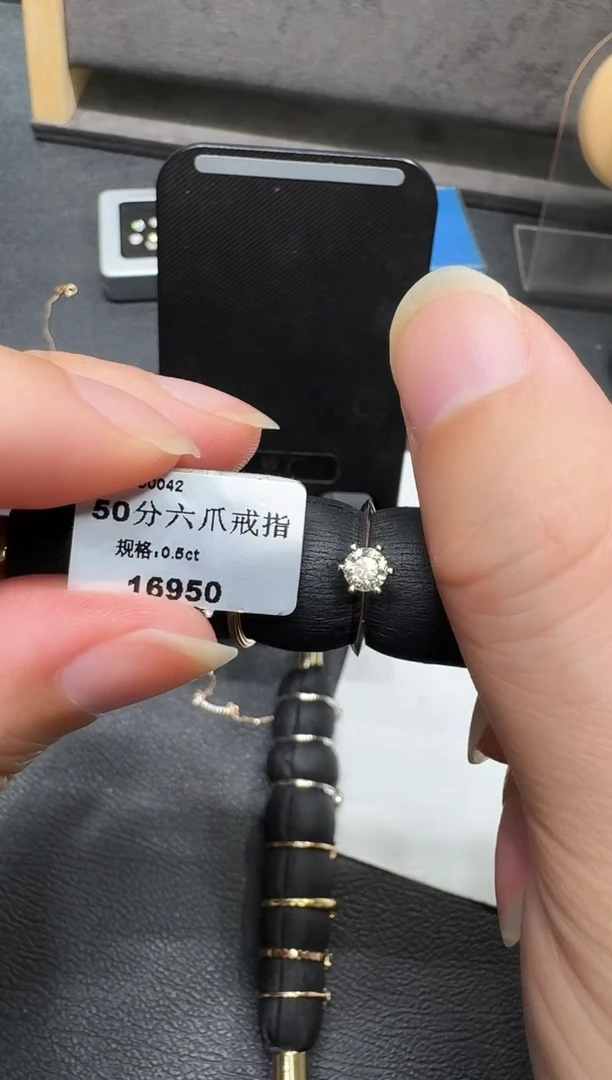 18K金镶嵌戒指钻石50分六爪戒指