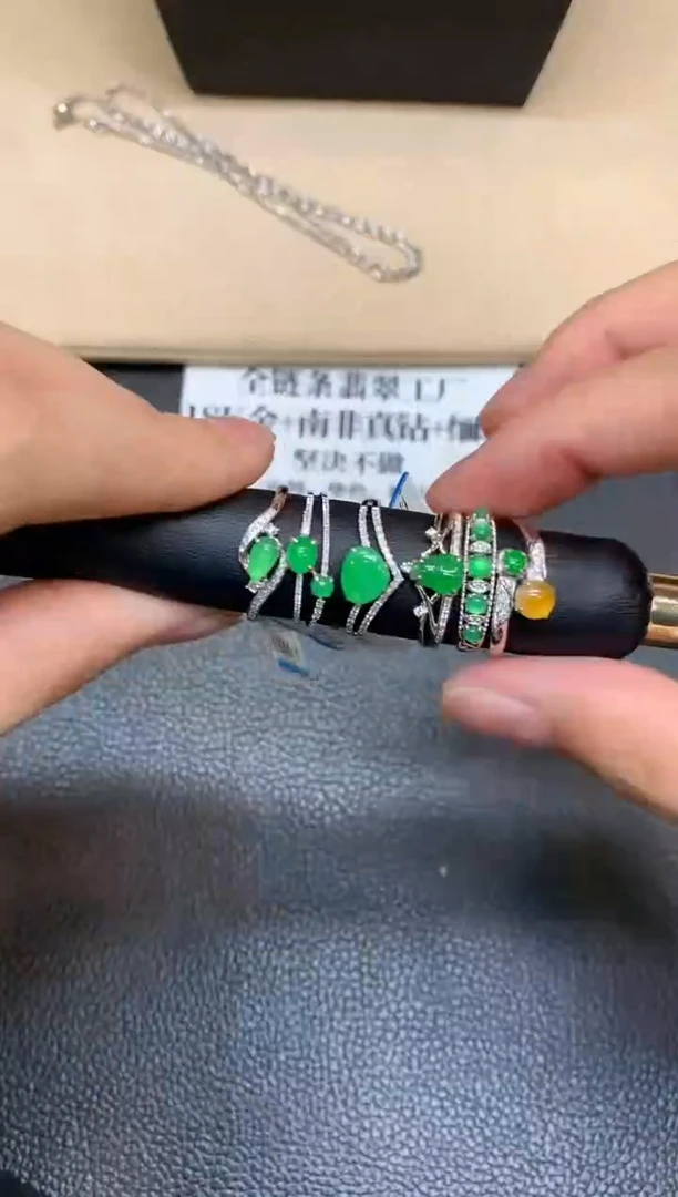 18K金镶嵌戒指翡翠爱心【无服务费