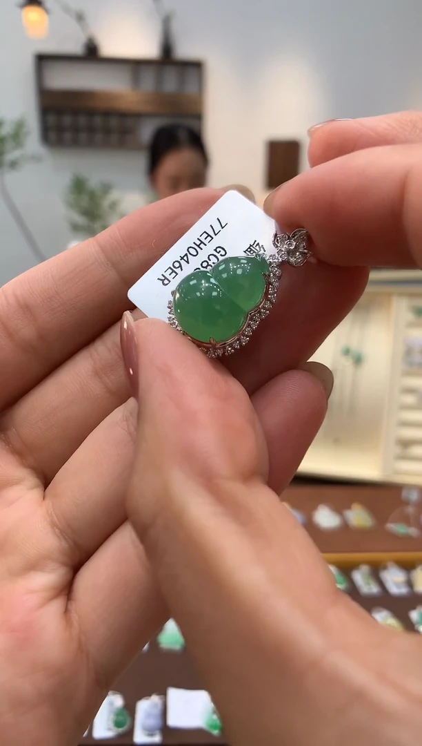 颈饰18K金镶嵌翡翠葫芦