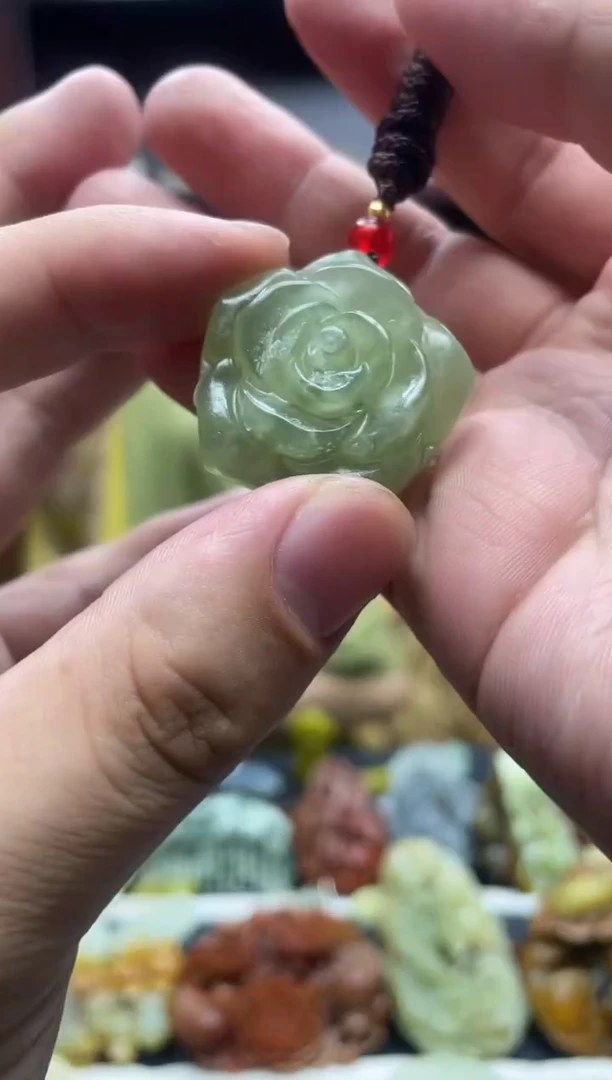 岫玉未镶嵌吊坠·