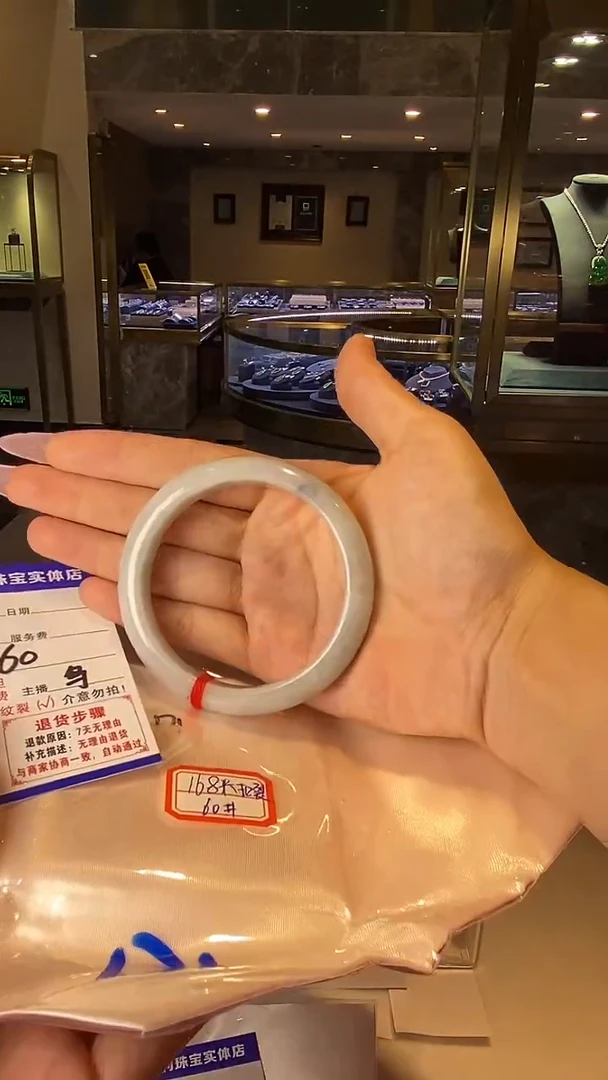 翡翠手镯未镶嵌天然翡翠手镯需包容瑕疵，介意慎拍