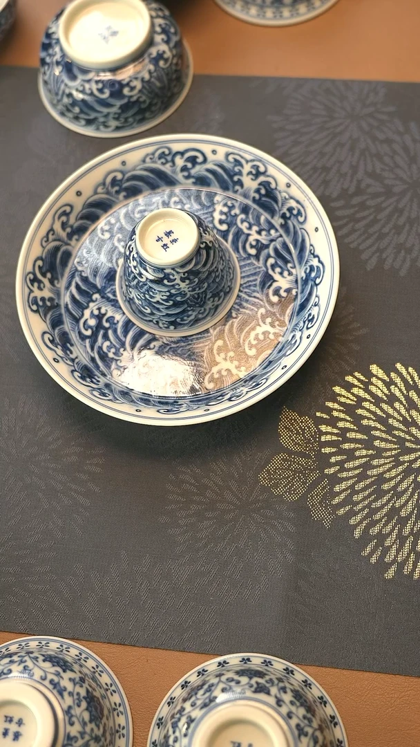 中式j*m仿明青花江崖海水壶承微瑕