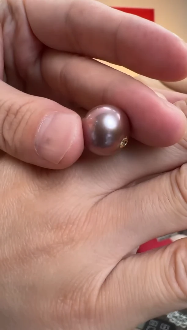 18K金镶嵌淡水珍珠路路通淡水珍珠强光紫色路路通约13mm