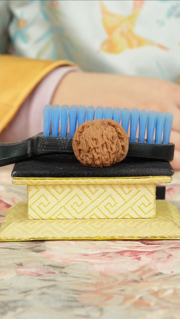 【闪购商品】文玩核桃把件一只核桃送一把刷子