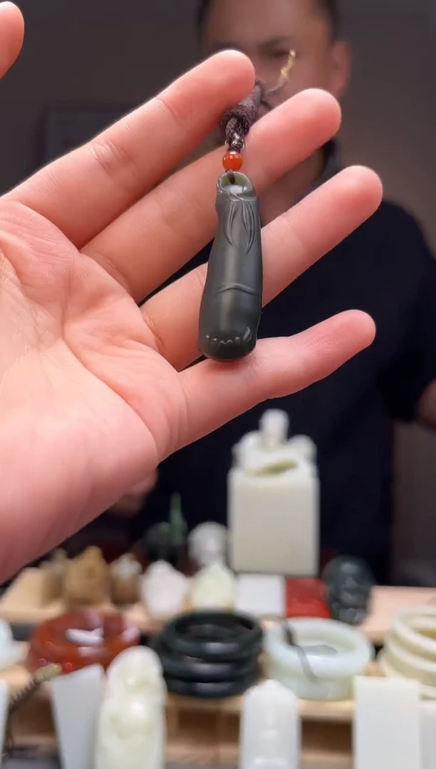 颈饰未镶嵌和田玉吊坠