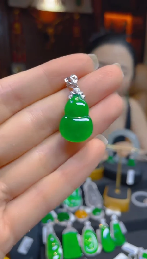 翡翠18K金镶嵌颈饰天然A货翡翠葫芦吊坠/136559