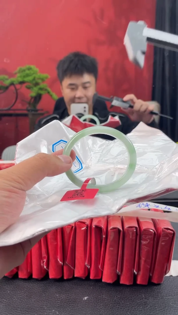 未镶嵌手镯（贵妃镯）翡翠5