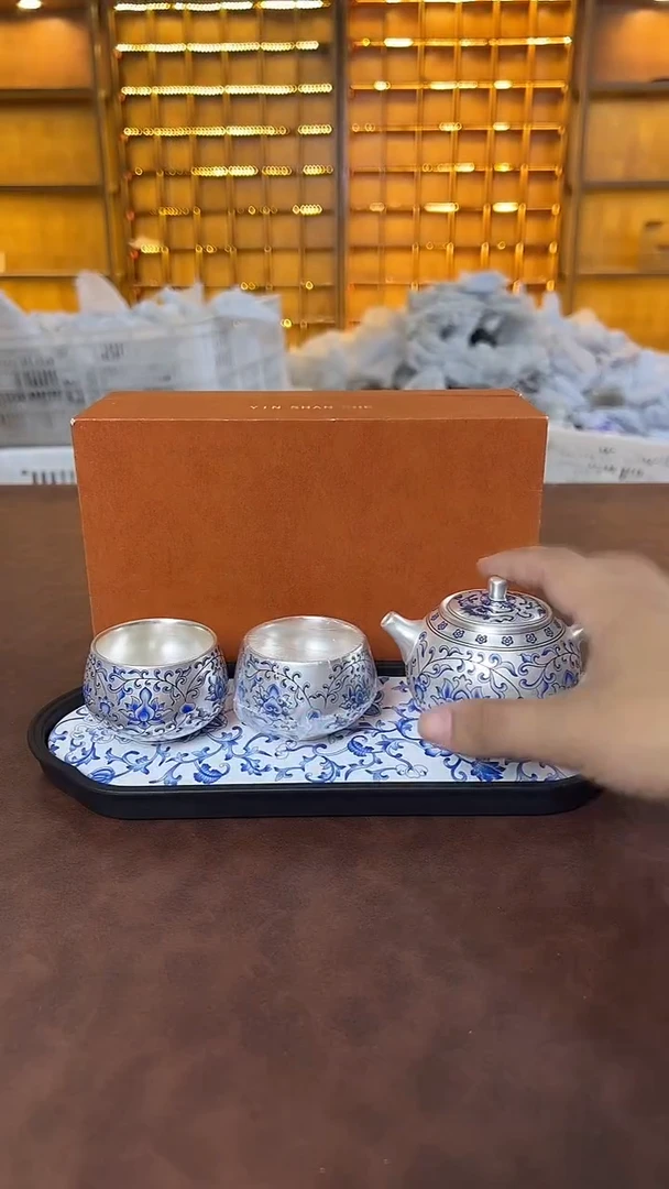 瓷片银山社郑丽清银上作画青花鎏银壶+2杯+礼盒+茶盘