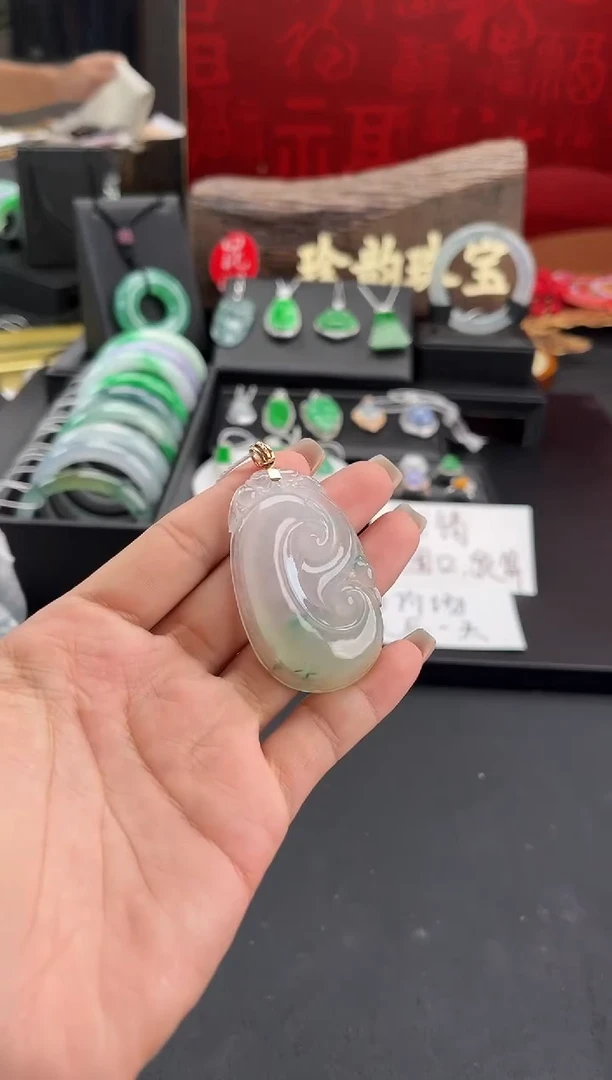 翡翠18K金镶嵌颈饰吊坠