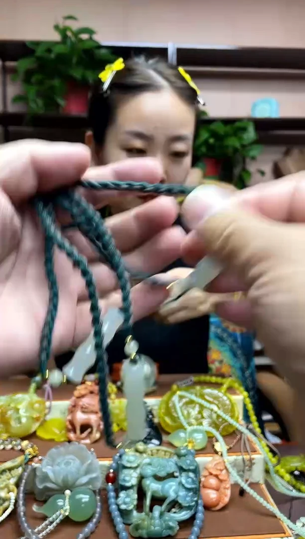未镶嵌岫玉颈饰多样性发货发其中之一