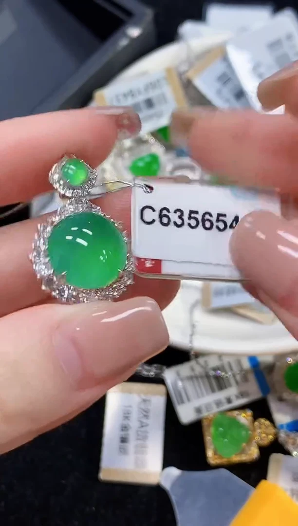 吊坠(不含链)18K金镶嵌翡翠多样性发货