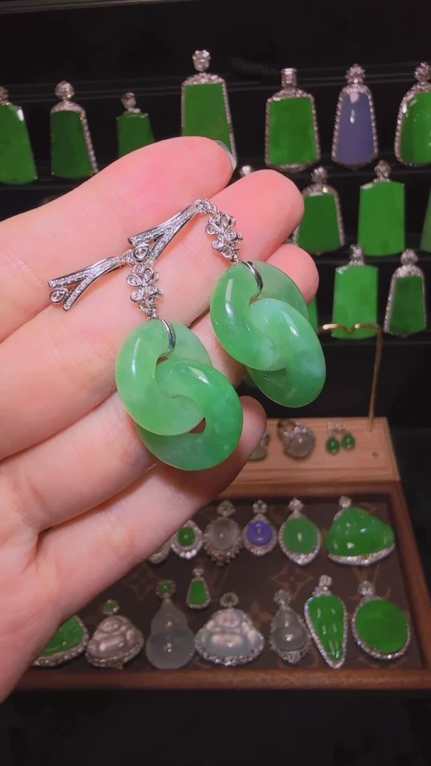 翡翠18K金镶嵌颈饰吊坠