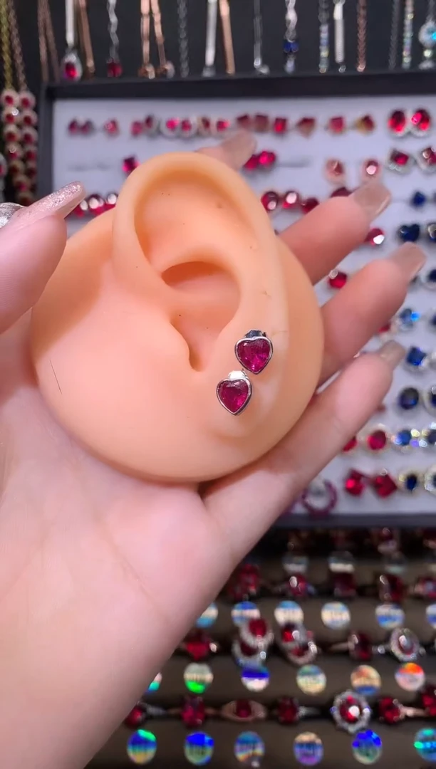 【闪购商品】红宝石耳饰银S925镶嵌银色5.7