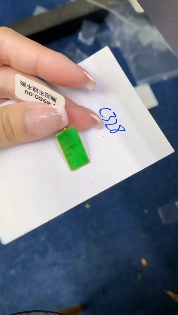 翡翠18K金镶嵌颈饰缅甸天然翡翠A货