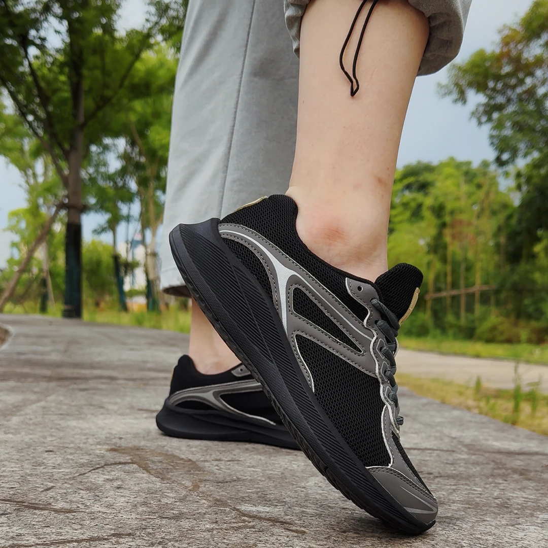新款透气长跑运动跑鞋网面防滑超轻黑色耐磨工作舒适
