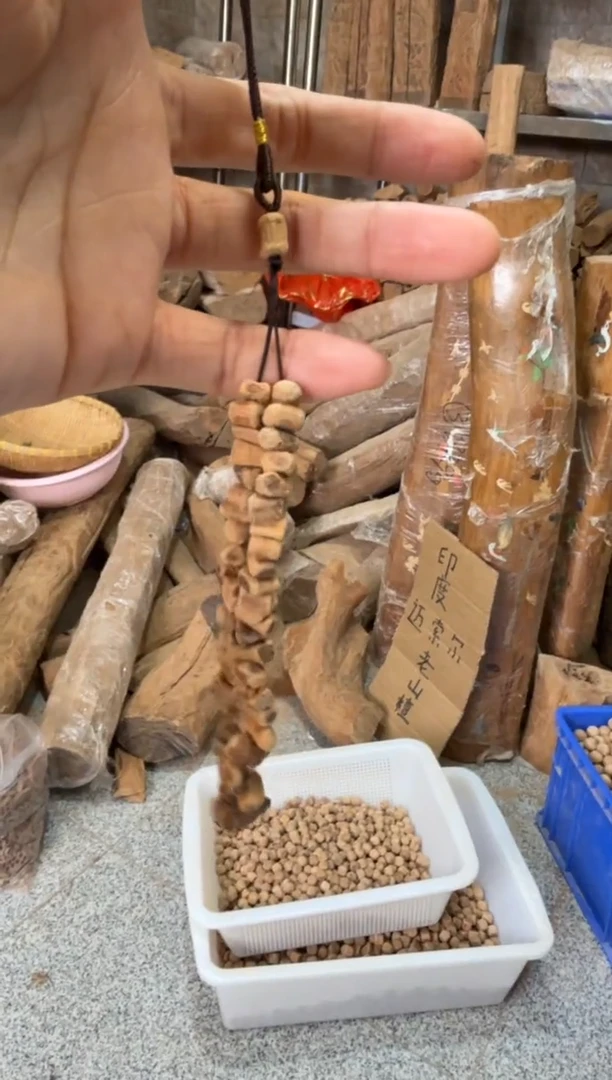 檀香木其他四剖料随形挂件