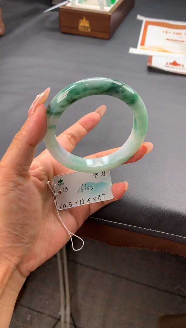 翡翠手镯未镶嵌微*姐自带#送人#，联系客服核对地址~