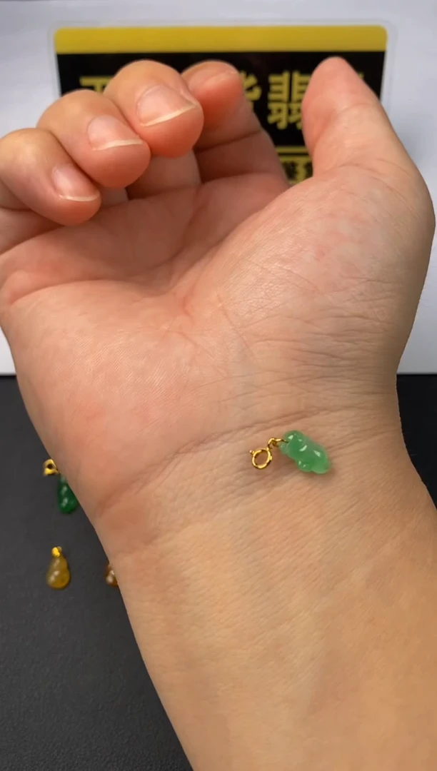 颈饰18K金镶嵌翡翠天然A货翡翠