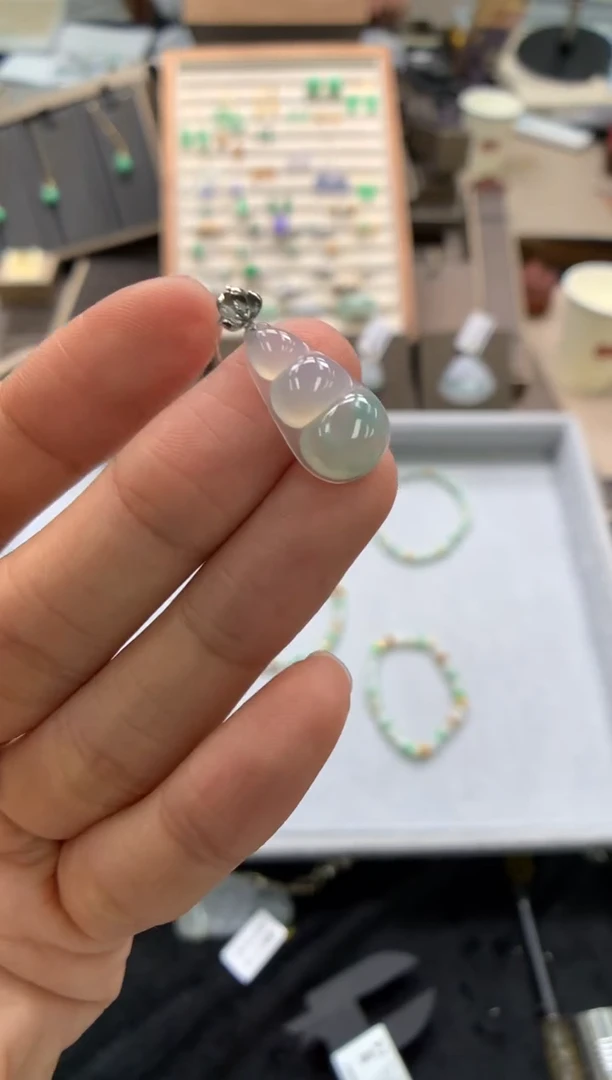 颈饰18K金镶嵌翡翠福豆