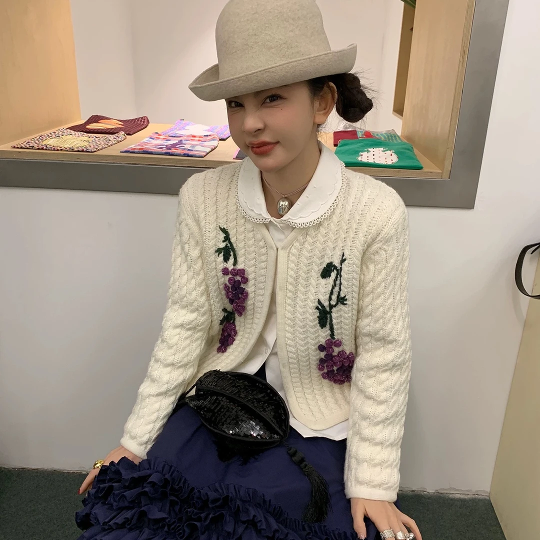 周美美  春日物语葡萄手工立体绣花麻花针织开衫外套