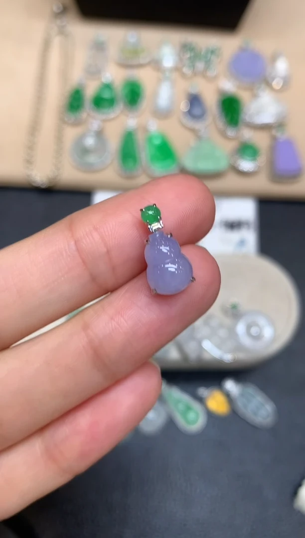 颈饰18K金镶嵌翡翠葫芦【无服务费