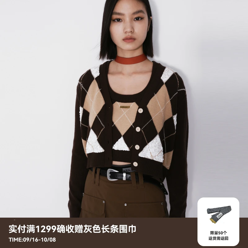 REVAN芮范秋新品学院风菱形格毛衣开衫RM70106314