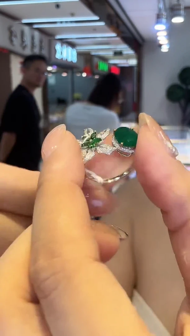 18K金镶嵌戒指祖母绿2.2ct