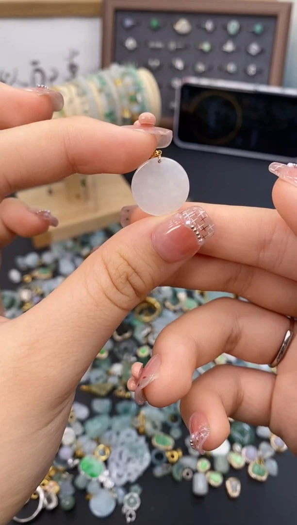 翡翠未镶嵌颈饰哥哥