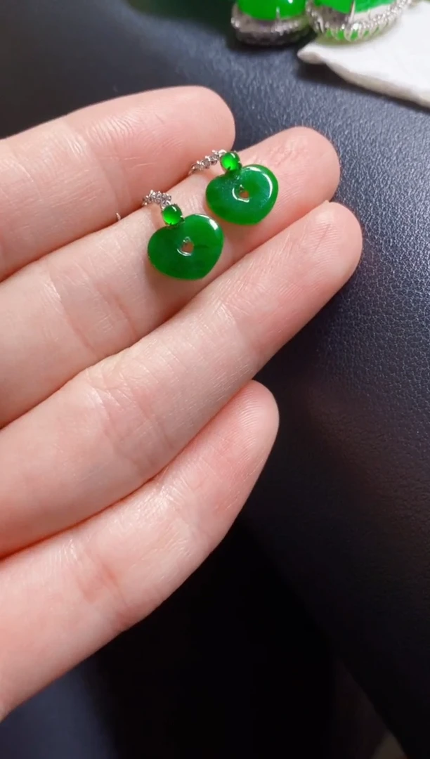 颈饰18K金镶嵌翡翠耳饰