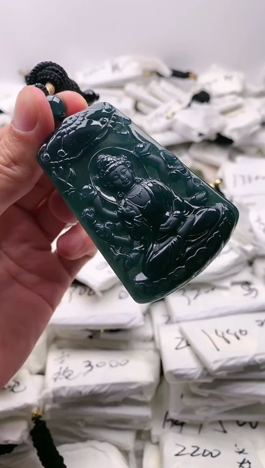 翡翠未镶嵌颈饰千手