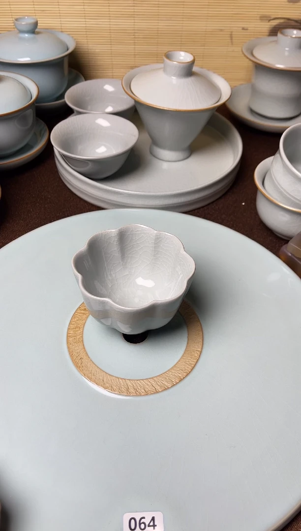 新人体验福利-微瑕云雾月白釉莲花主人杯