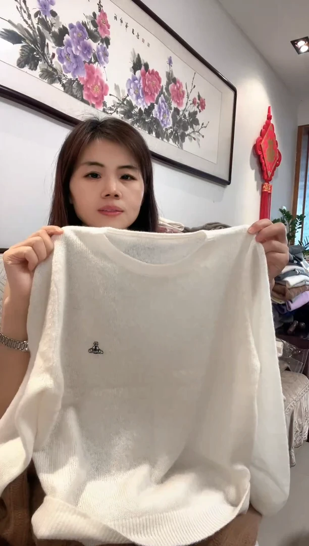 刺绣标白色丝羊绒打底衫