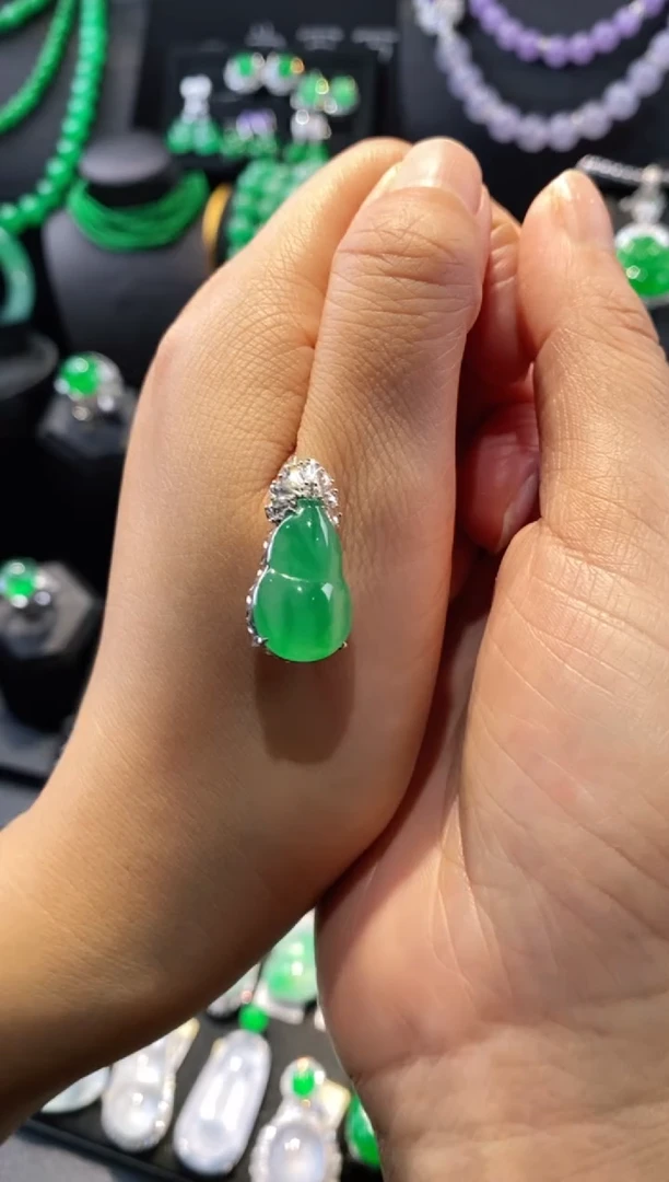 翡翠18K金镶嵌颈饰葫芦吊坠5110708