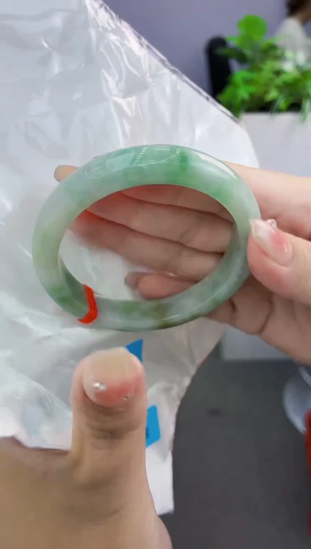 翡翠手镯未镶嵌翡翠手镯