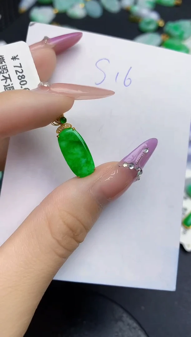 翡翠18K金镶嵌颈饰缅甸天然翡翠A货