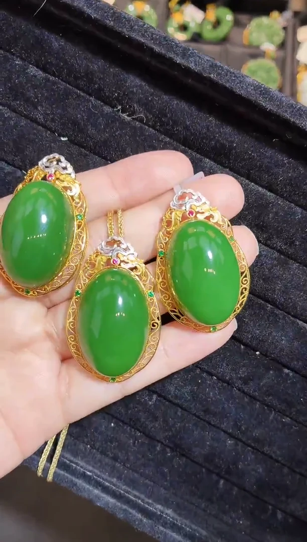 吊坠(赠链)18K金镶嵌和田玉30MM 多样性发一