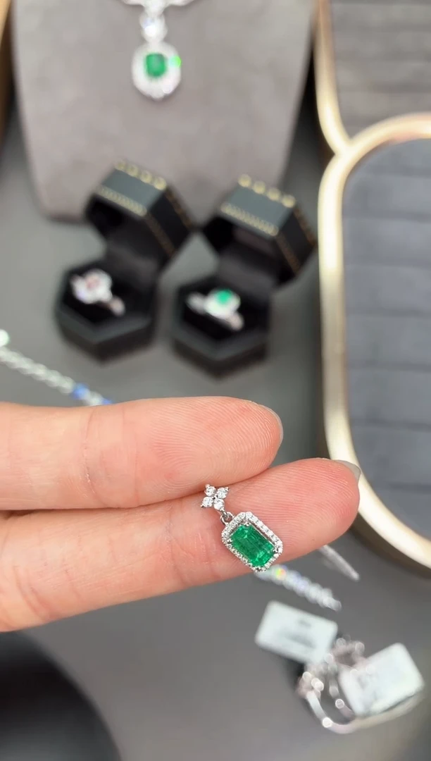 18K金镶嵌吊坠祖母绿【闪购】0.55ct/七天鉴赏