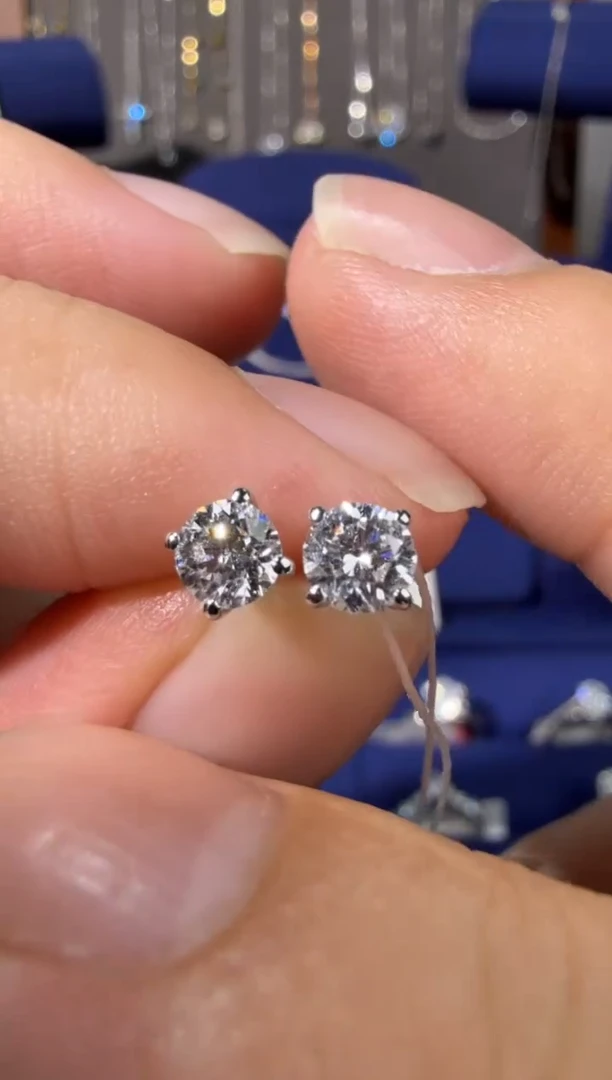 铂Pt950镶嵌耳饰实验室培育钻石四爪