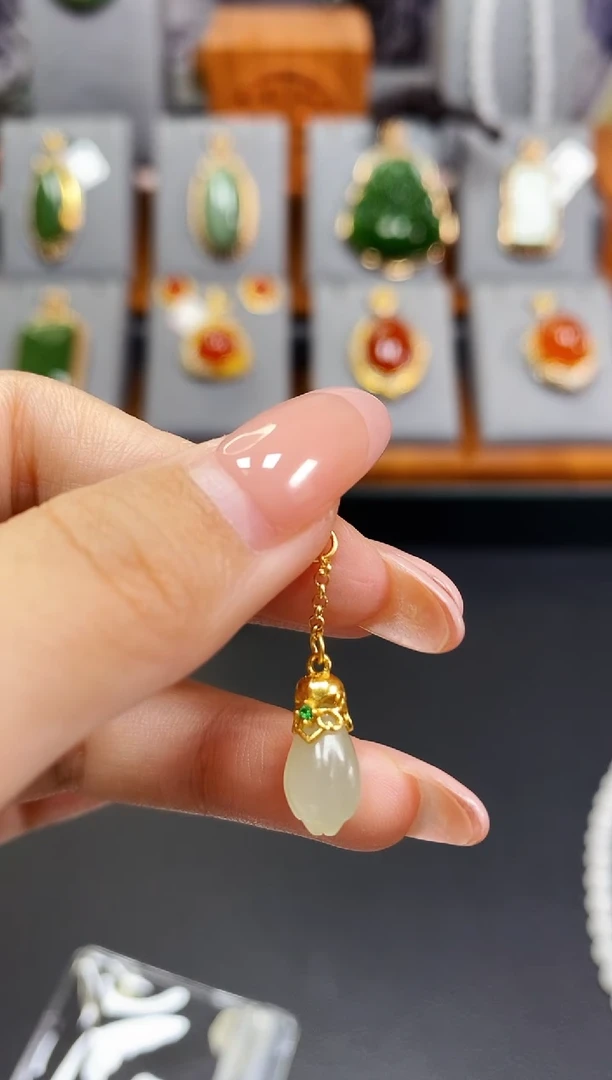 颈饰银S925镶嵌和田玉晴水玉兰花滴流