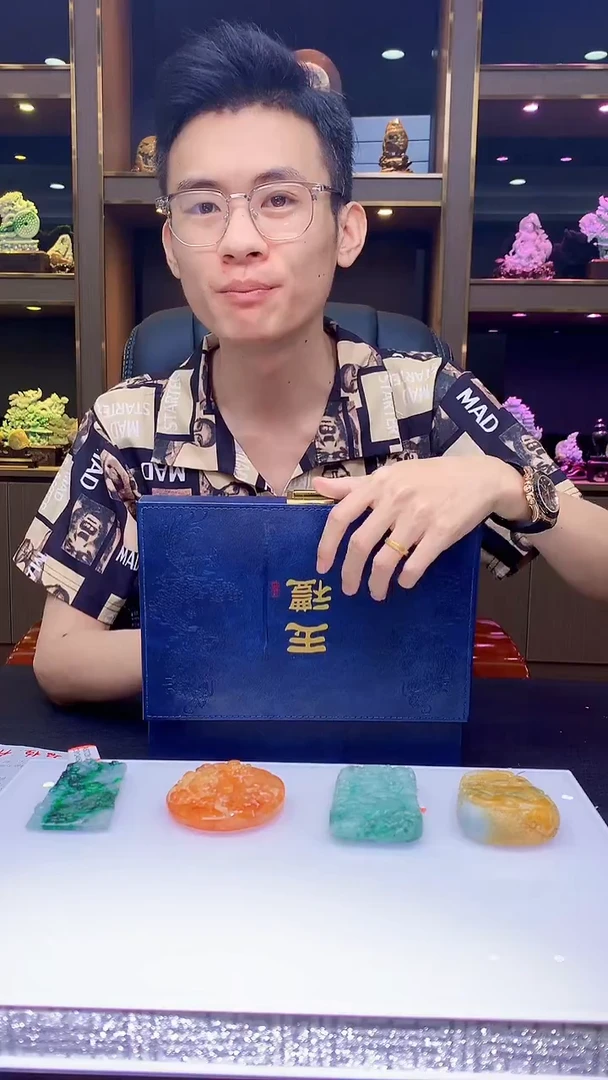 未镶嵌定制翡翠婕*8002hm-毛货挂件(赠珠链)