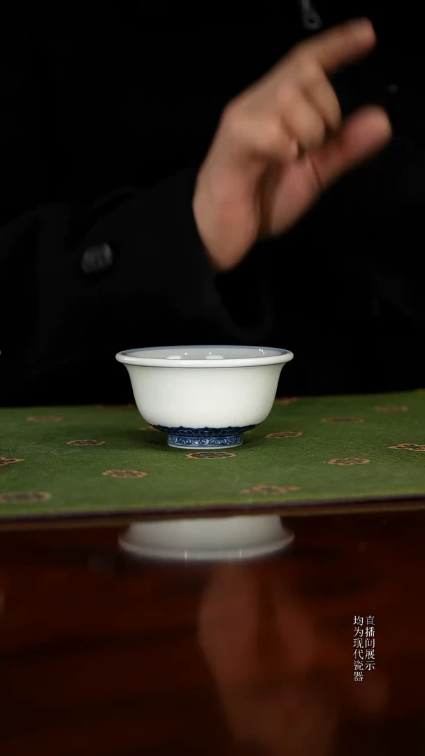 古官青玉鱼藻暗刻杯子