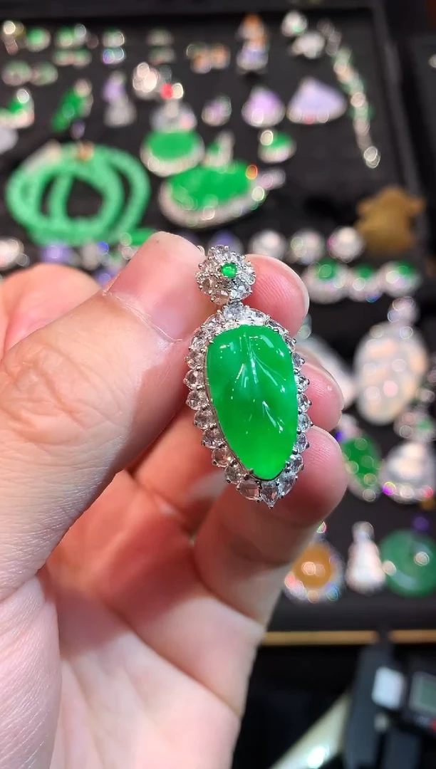 吊坠(赠链)18K金镶嵌翡翠满冰黄阳绿树叶吊坠