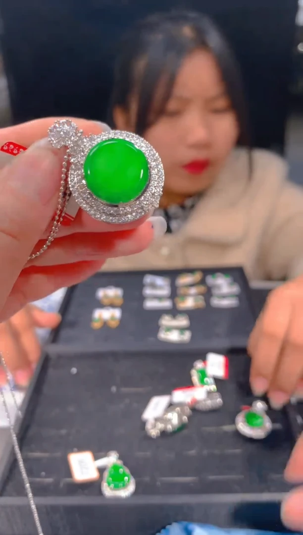 【闪购商品】定制翡翠未镶嵌83定制翡翠，多样性发货（发其一）