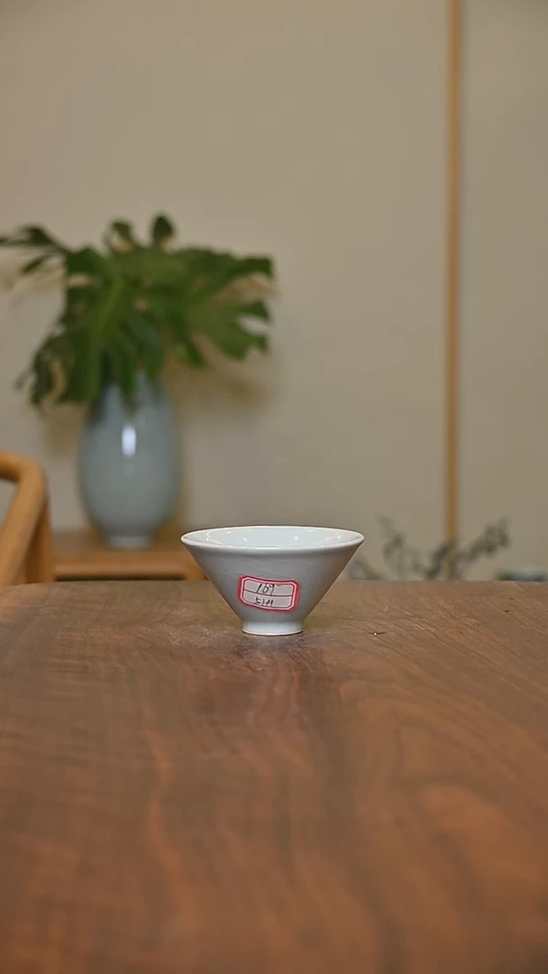 51#斗笠杯 月白釉 微瑕 桑麻款