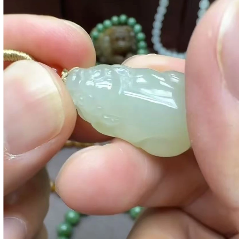 和田玉精品貔貅吊坠