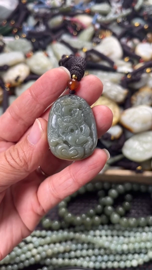 【闪购商品】和田玉颈饰未镶嵌多样性发货没有证书，拍一发一.有瑕