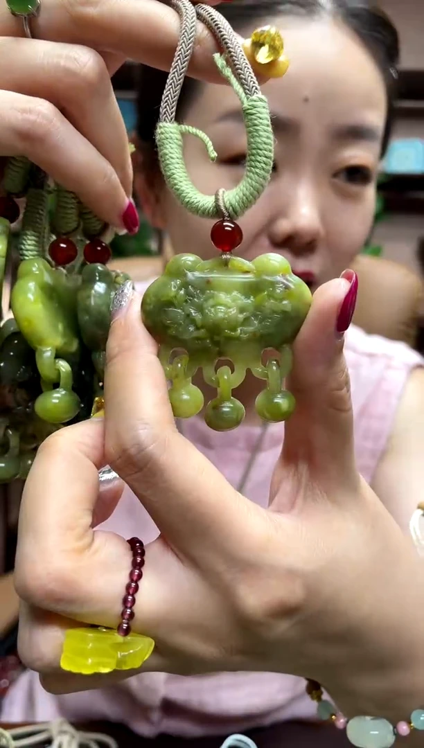 岫玉未镶嵌吊坠多样性发货发其中之一