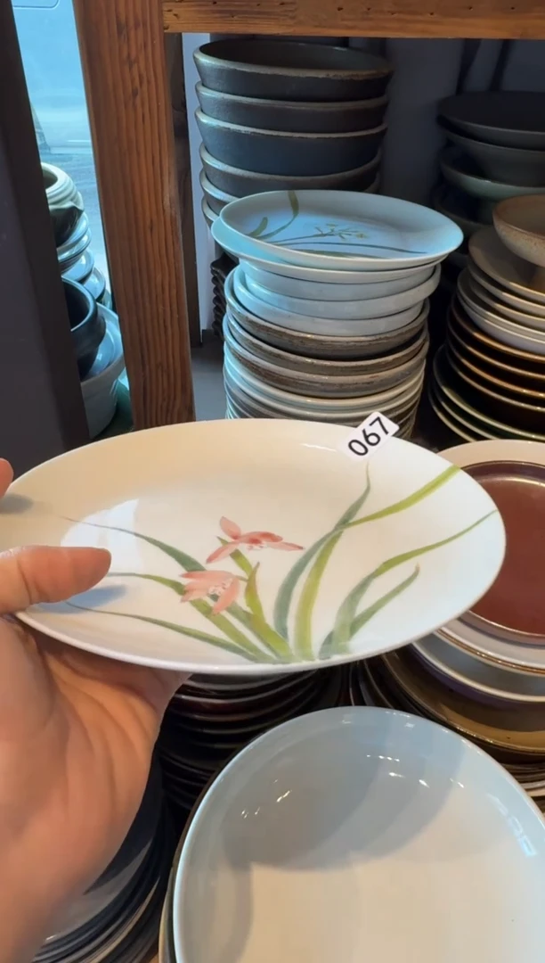 瓷67   微瑕手绘春草盘1个