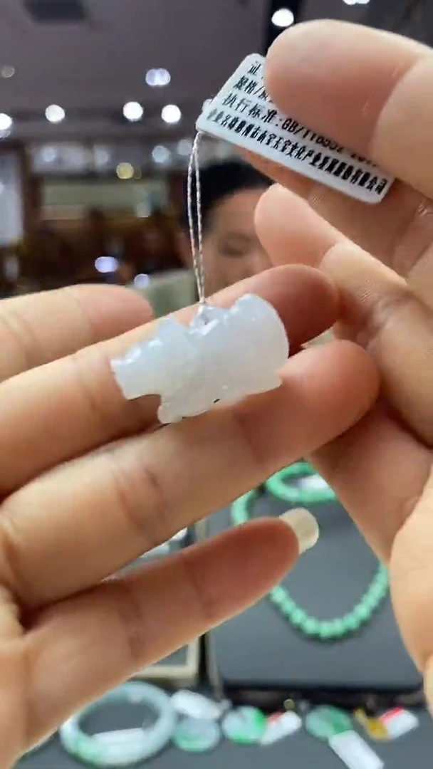 颈饰未镶嵌翡翠牛