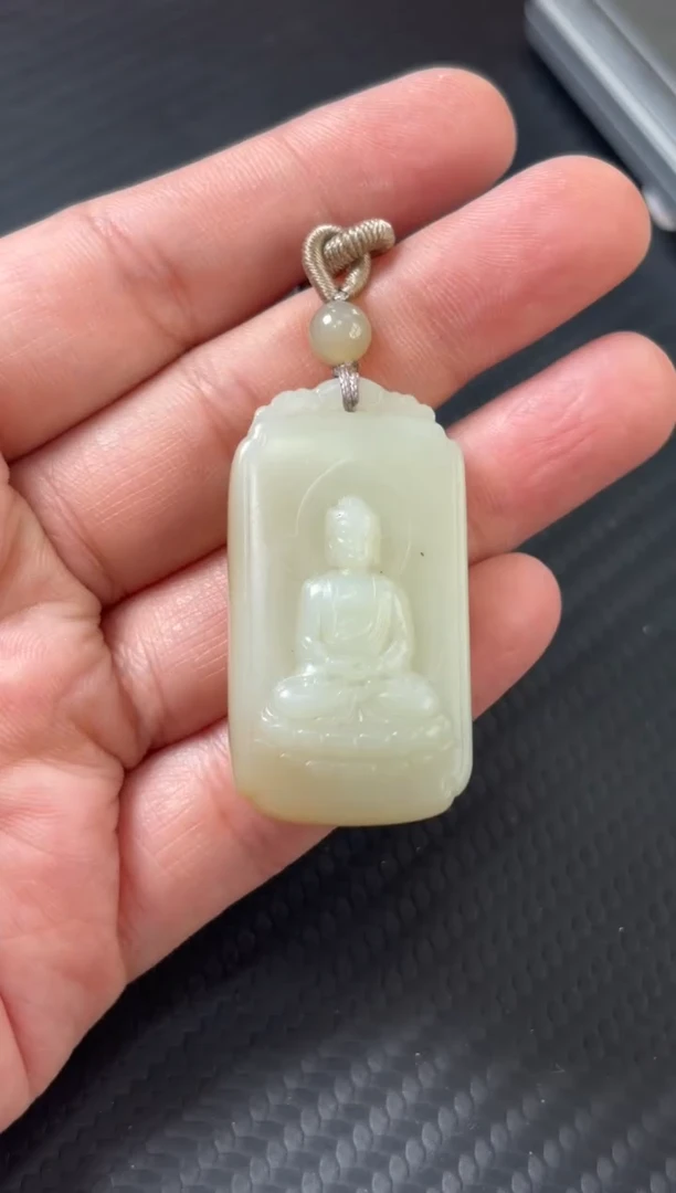 和田玉未镶嵌吊坠(赠链)且末微色差迪克兰二细吊坠k